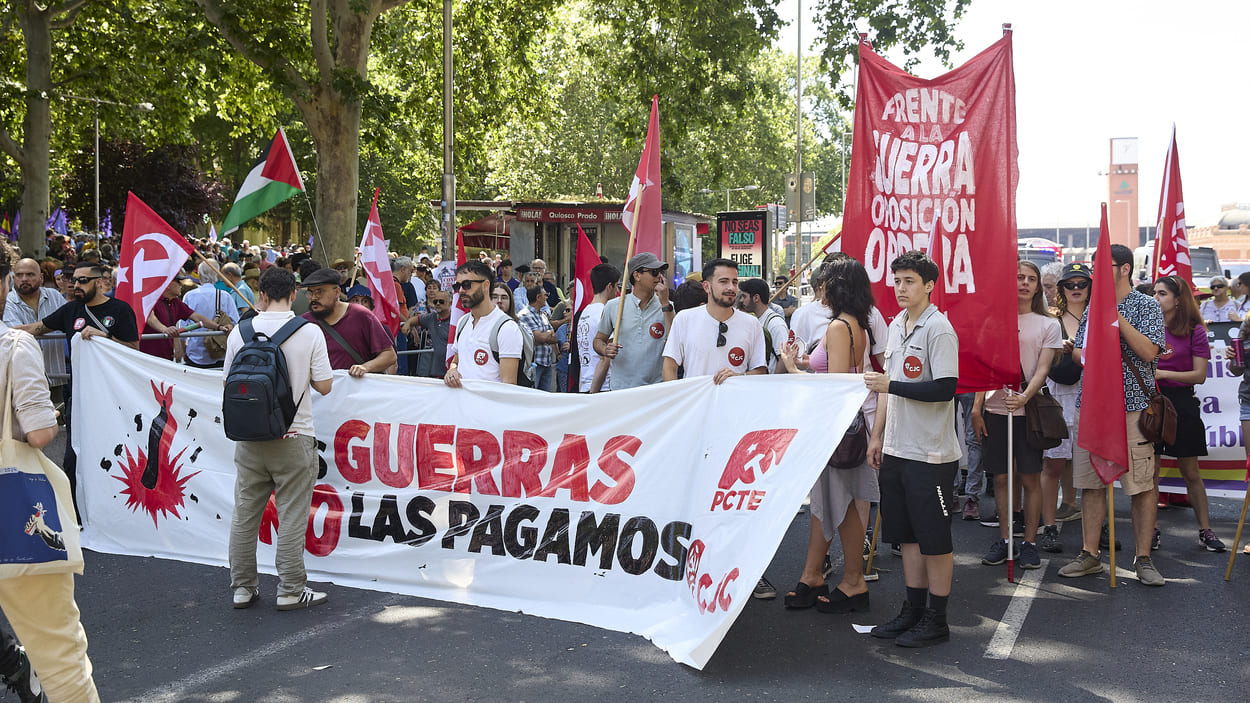 Varias personas con una pancarta durante una manifestación contra el rearme y la militarización. EP.