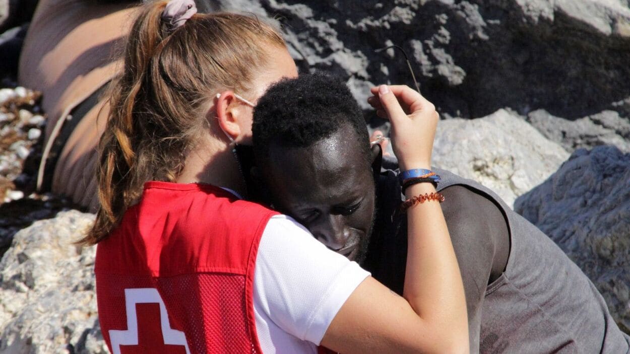 El migrante senegalés fallecido abrazándose a una voluntaria de Cruz Roja