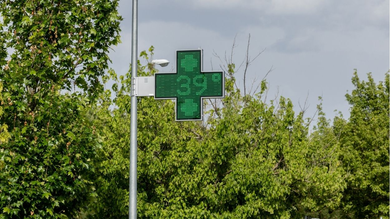 Una señal de farmacia indica la temperatura. EP. 