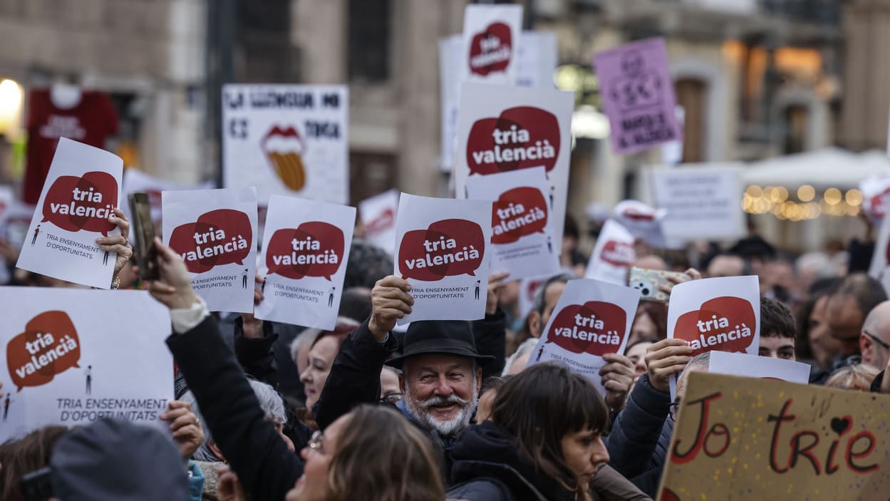 Decenas de personas durante una manifestación convocada por la Plataforma per l'Ensenyament, a 22 de febrero de 2025, en Valencia. EP. 