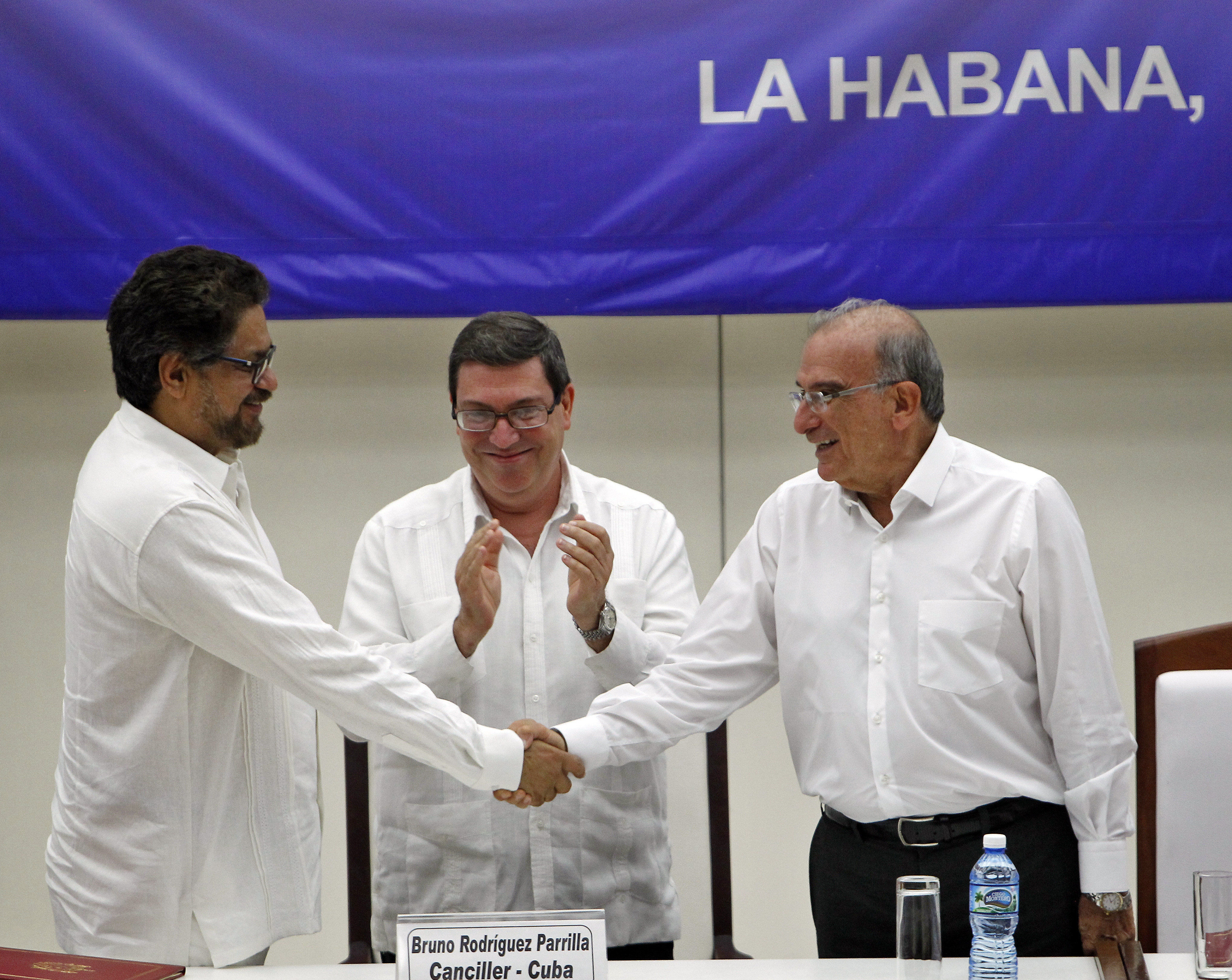 El segundo jefe de las FARC, Luciano Marín; saluda al jefe de la delegación de paz del Gobierno colombiano, Humberto de la Calle; junto al canciller cubano