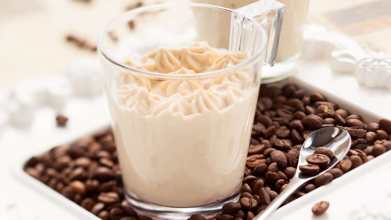 Un postre de café sin azúcar ni harina  así se prepara con solo cinco ingredientes