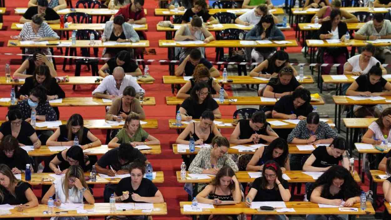 Imagen de archivo de varios aspirantes en el examen de una oposición. EP.
