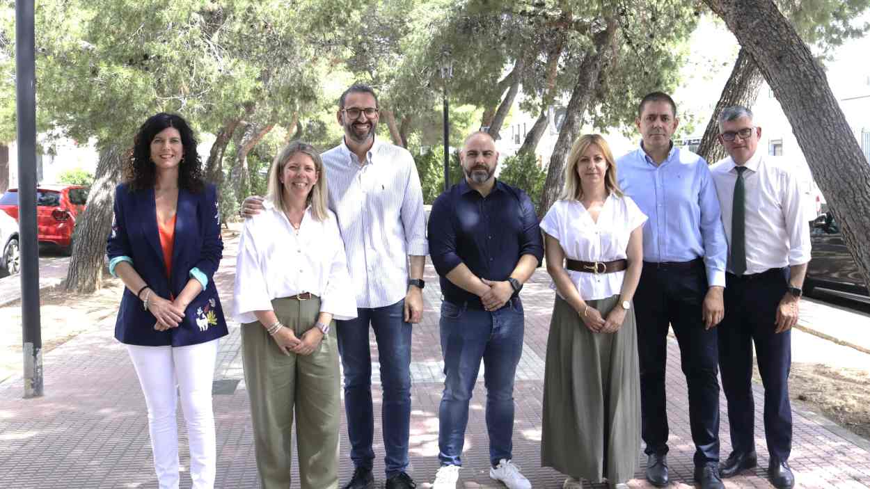 Miembros del PSOE y del Grupo Parlamentario Socialista con concejales del PSOE de Tomelloso. EP.