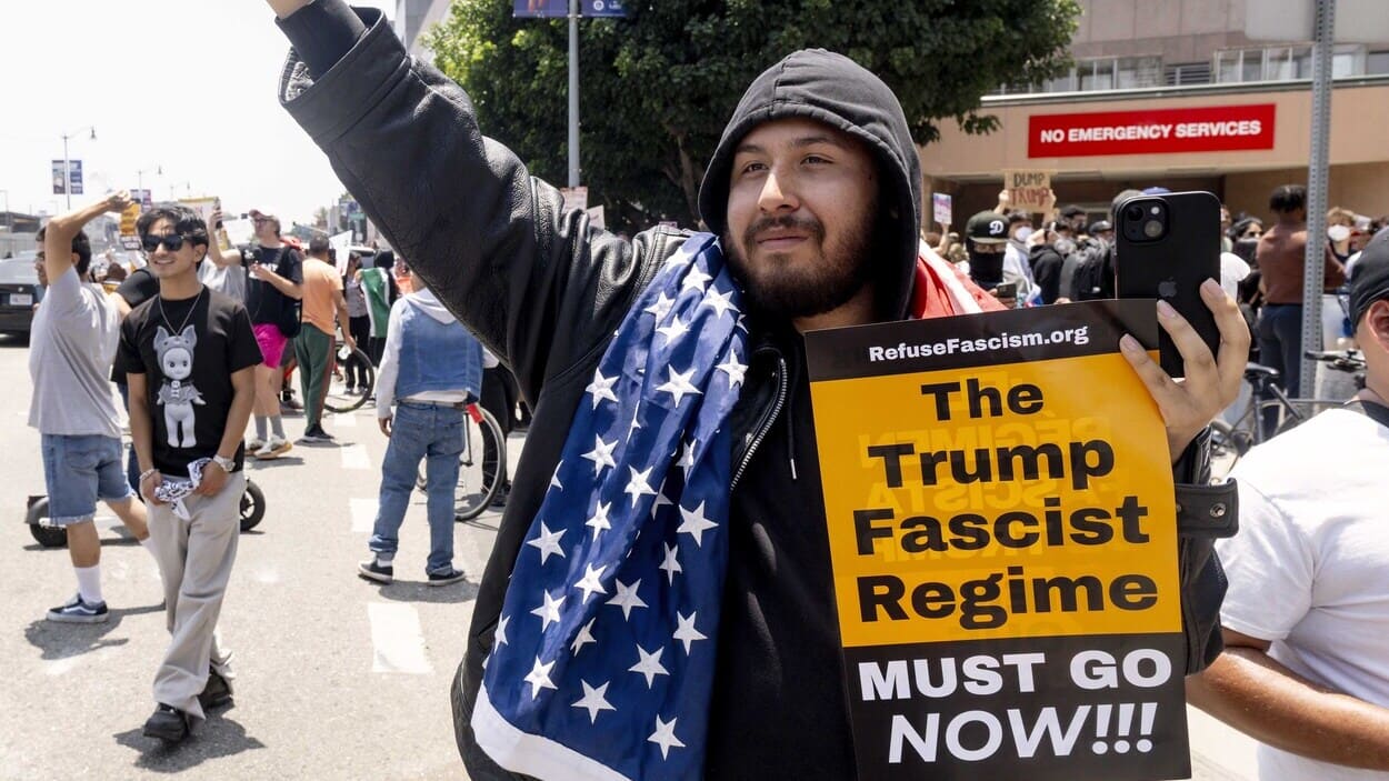 Manifestante en Los Ángeles contra el despliegue de tropas de la Guardia Nacional por parte del presidente Trump. EP.
