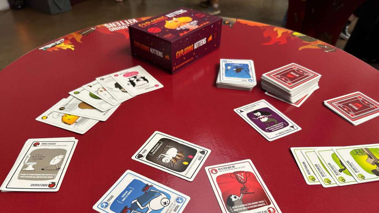 Diez años de Exploding Kittens: descubre el divertido juego de mesa que triunfa en España