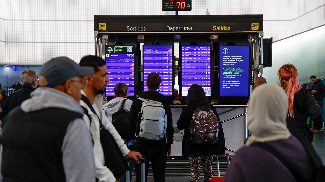 Imagen de recurso de un panel de salidas y llegadas del Aeropuerto de El Prat. EP.