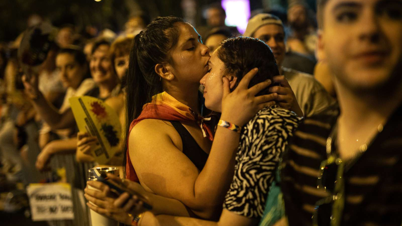 Dos mujeres durante la manifestación estatal del Orgullo LGTBIQ+ en Madrid | EP Dos mujeres durante la manifestación estatal del Orgullo LGTBIQ+ en Madrid | EP