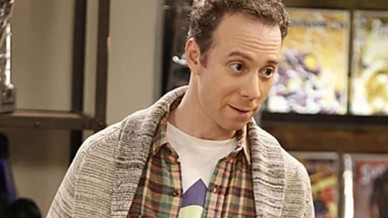 Kevin Sussman como Stuart Bloom Kevin Sussman como Stuart Bloom