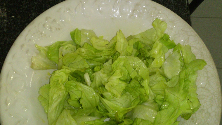 Ensalada verde con queso a la plancha y cabracho con patatas