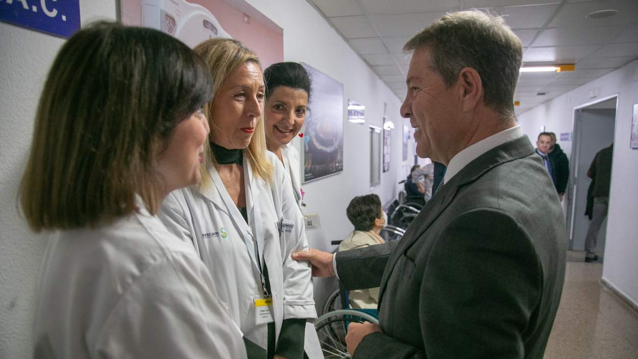 Emiliano García Page charla con varias sanitarias del hospital de Puertollano. JCCM