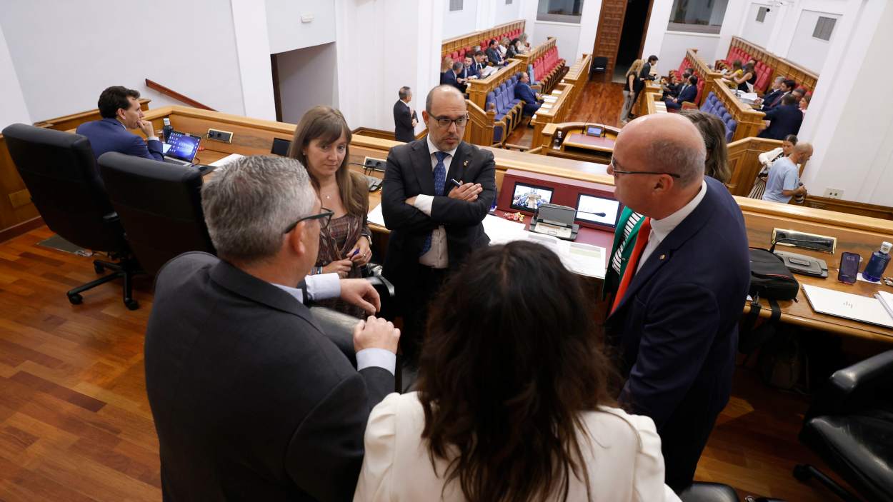 Pablo Bellido, presidente de las Cortes, junto a otros miembros de la Mesa. Cortes C-LM.