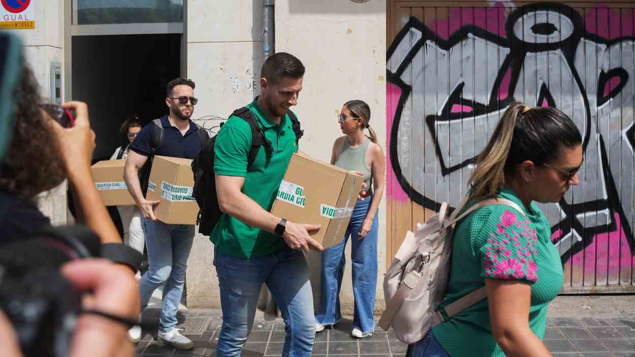 Agentes de la UCO salen de la casa de Ábalos. EP