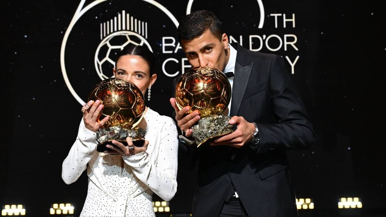 Rodri Hernández y Aitana Bonmatí, recogiendo el Balón de Oro en 2024. EP.