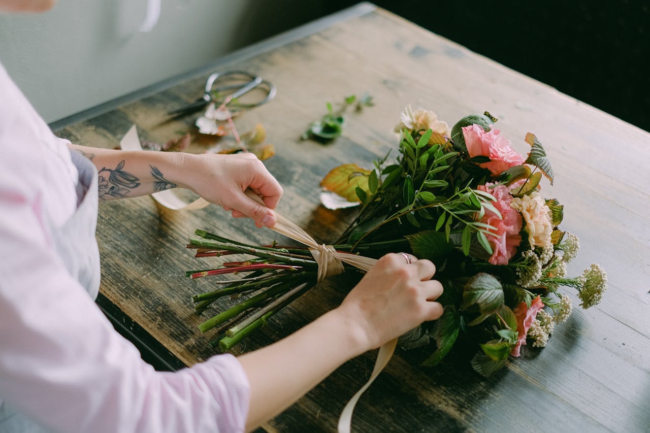 Preparación de un ramo en una floristería / Foto de Anna Shvets / PEXELS