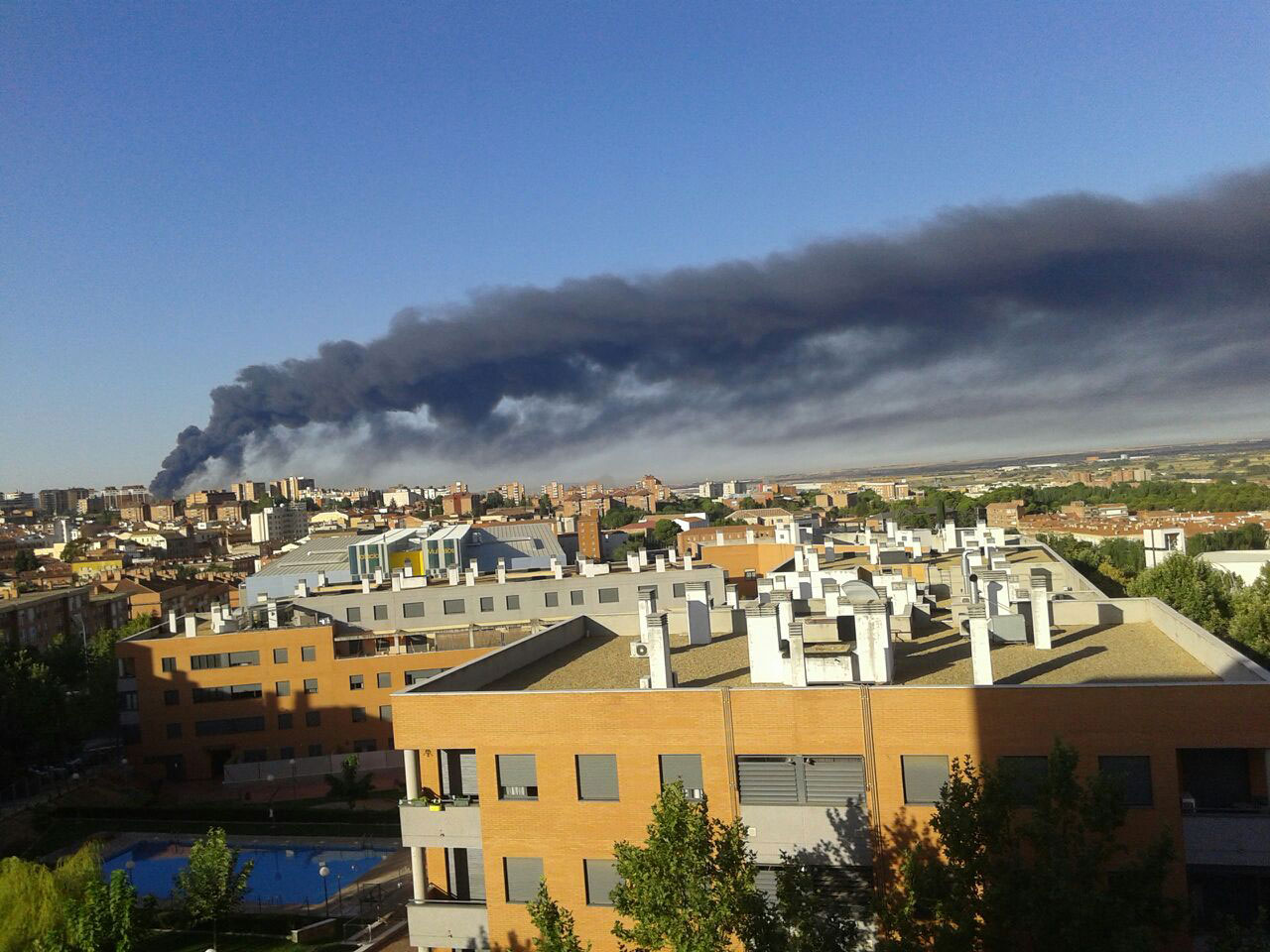 El incendio ha provocado una gran nube de humo