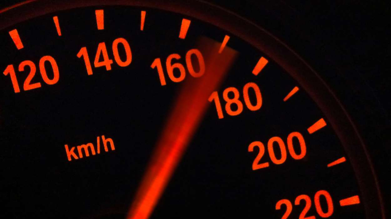 La velocidad máxima de un coche es de 120 kilómetros por hora La velocidad máxima de un coche es de 120 kilómetros por hora