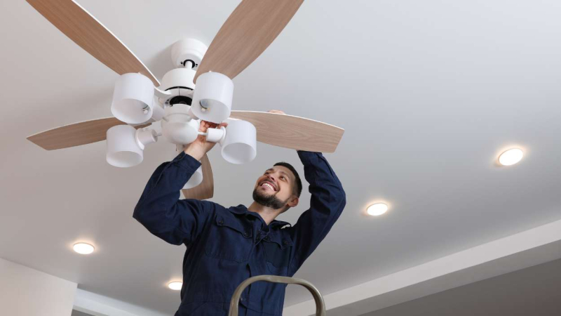 Los expertos recomiendan instalar los ventiladores de techo a través de servicios profesionales Los expertos recomiendan instalar los ventiladores de techo a través de servicios profesionales