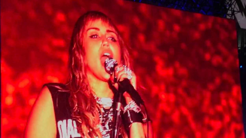 Miley Cyrus convierte el Primavera Sound en una discoteca al aire libre Miley Cyrus convierte el Primavera Sound en una discoteca al aire libre