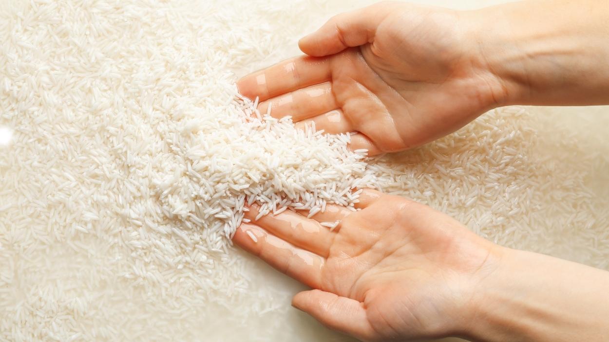 Una persona lavando arroz. Canva