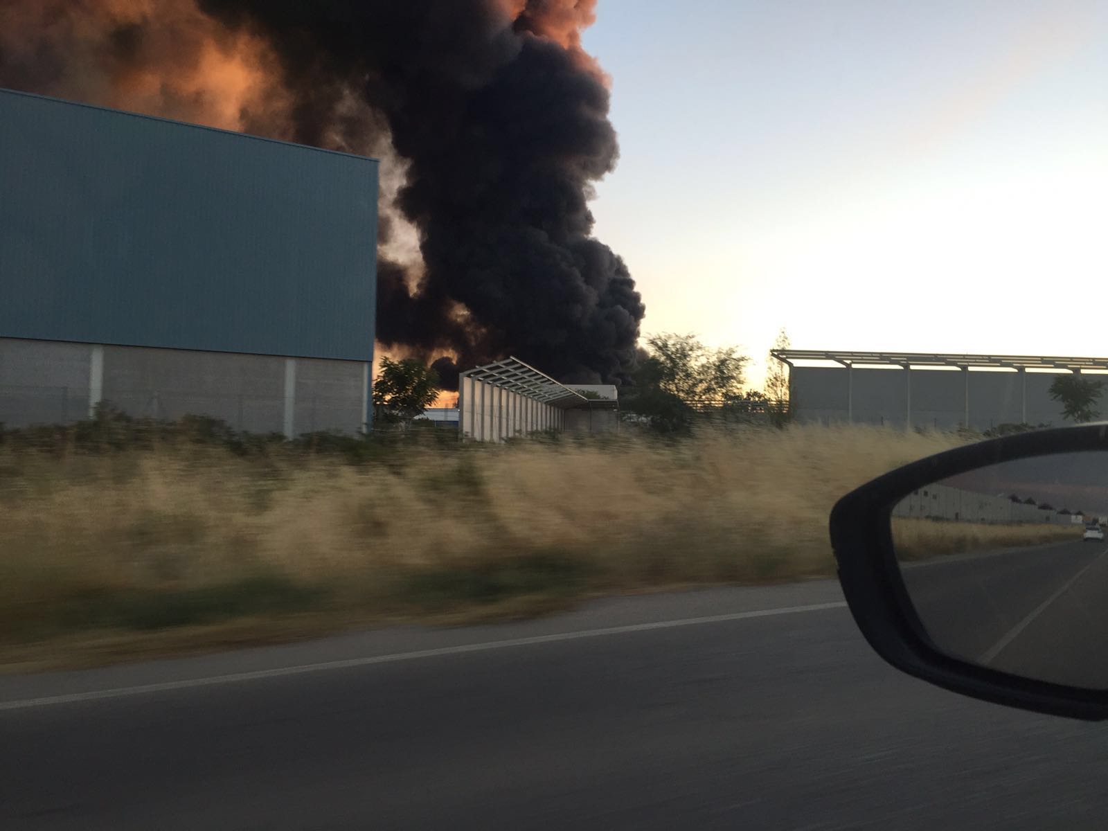 Gran nube de humo causada por el incendio de una nave en Chiloeches