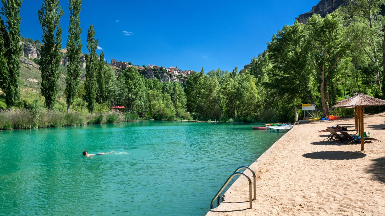 Río Júcar en Cuenca Naturaleza urbana muy cerca del casco antiguo Patrimonio de la Humanidad. Río Júcar en Cuenca Naturaleza urbana muy cerca del casco antiguo Patrimonio de la Humanidad.