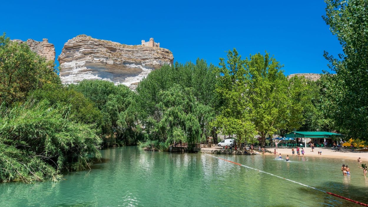 Alcalá del Júcar (Albacete) Playa fluvial con vistas a las casas excavadas en la roca. Alcalá del Júcar (Albacete) Playa fluvial con vistas a las casas excavadas en la roca.