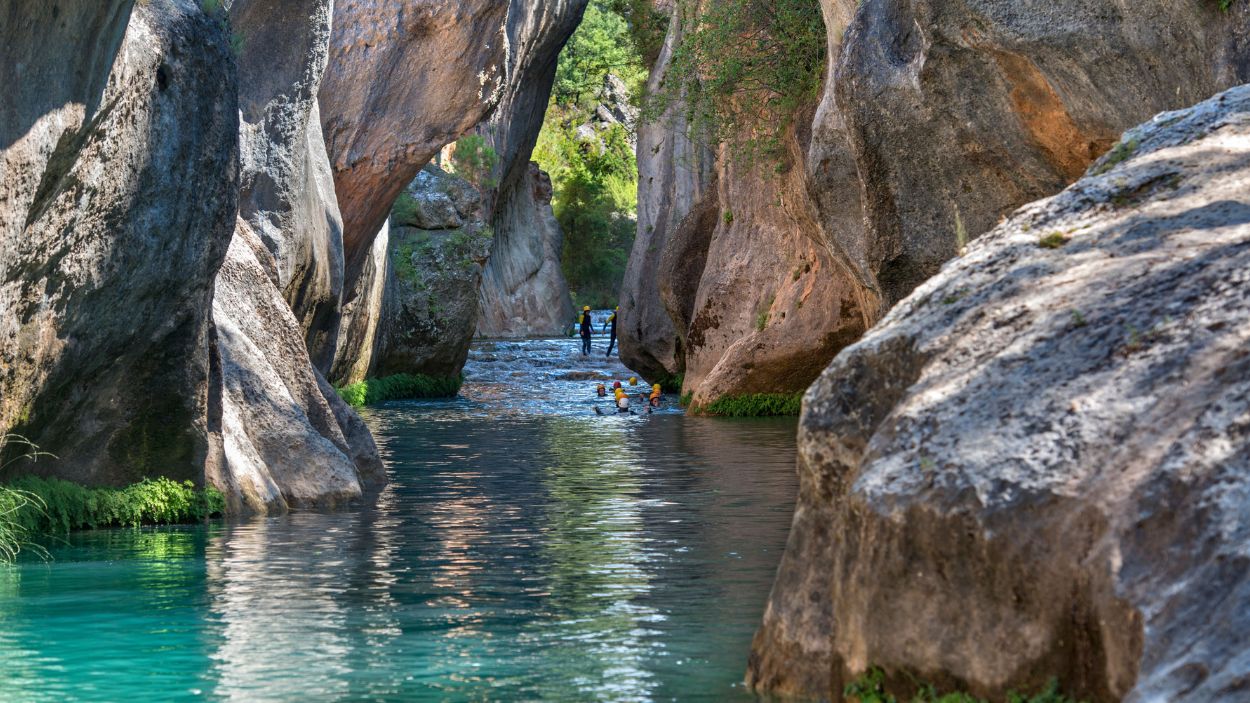 El Ventano del Diablo (Cuenca) Mirador y acceso al baño en el río Júcar. El Ventano del Diablo (Cuenca) Mirador y acceso al baño en el río Júcar.
