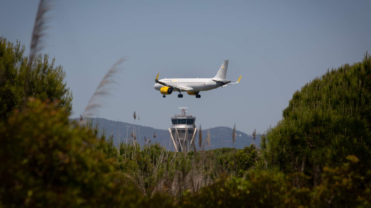 Vistas del Aeropuerto de El Prat desde el espacio protegido natural de La Ricarda. EP.
