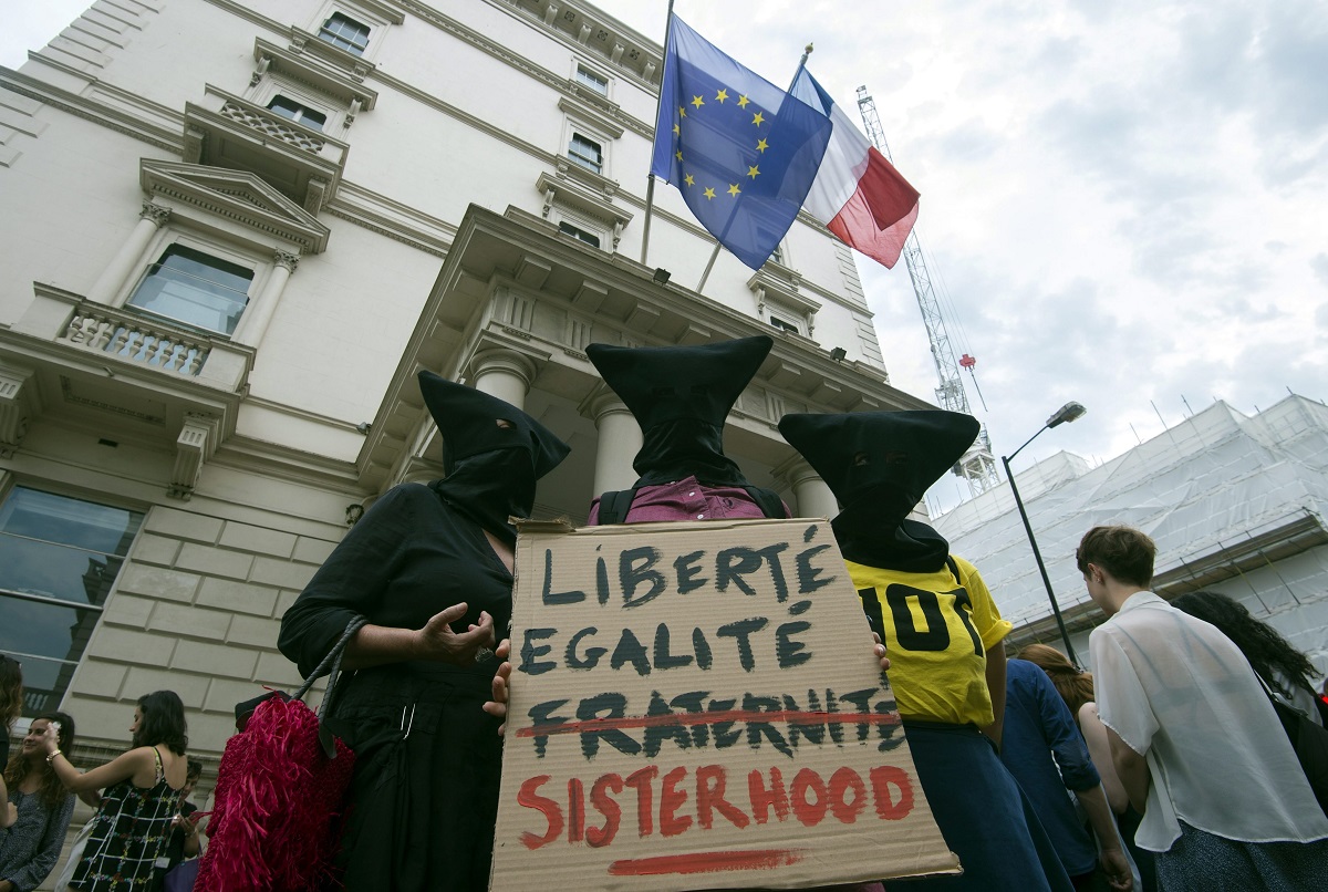Un grupo de mujeres con la cabeza tapada en una protesta delante de la embajada francesa en Londres, Reino Unido fuente