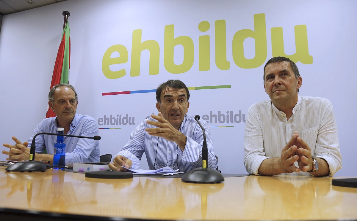 El candidato a lehendakari de EH Bildu, Arnaldo Otegi (d), y los abogados Iñigo Iruín (c) y Adolfo Araiz (i), durante la rueda de prensa en la que han informado sobre las alegaciones presentadas
