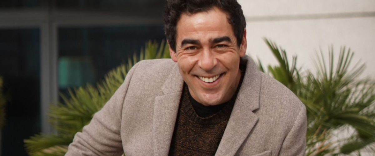 RTVE estrena un dating show con Pablo Chiapella y maletas cargadas de secretos: así es '¿Algo que declarar?'