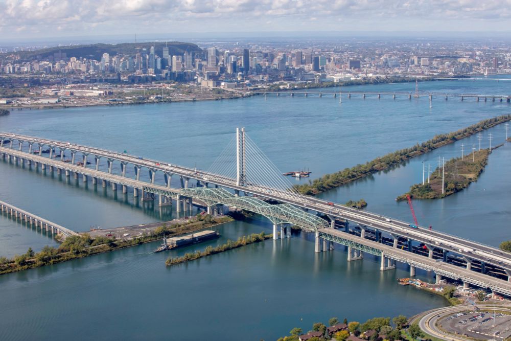 Puente Samuel de Champlain sobre el río Saint Lawrence a su paso por Montreal