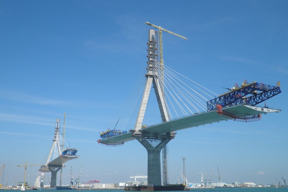 Estructurado en cuatro tramos, cuenta con dos viaductos que dan acceso a Cádiz y a Puerto Rea