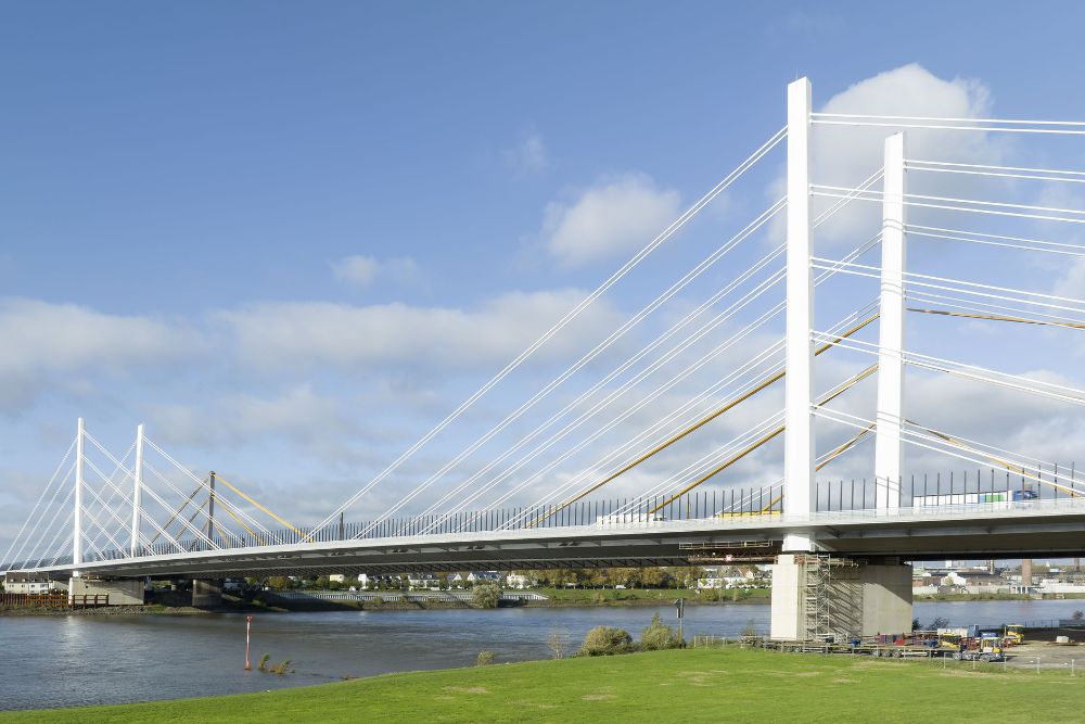 Puente sobre el Rin en Duisburg (Alemania)