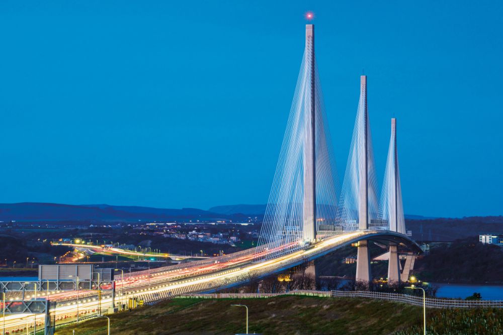 El puente Queensferry  tiene una longitud de 2,7 kilómetros