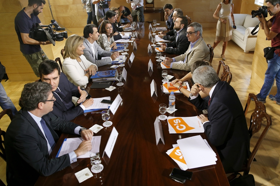 Imagen de este jueves de los equipos de PP y Ciudadanos antes de iniciar otra reunión. 