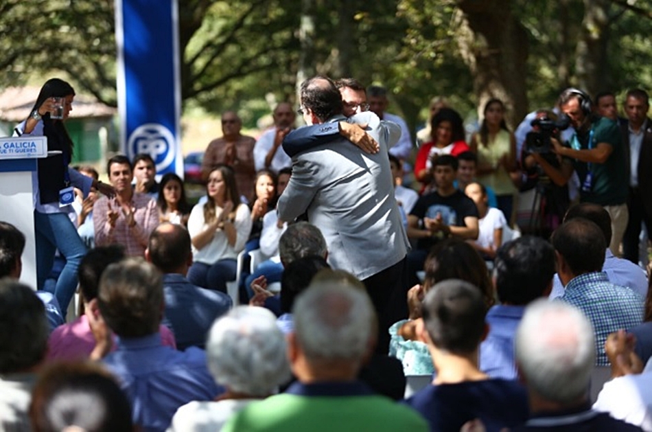 Rajoy de espaldas abraza a Núñez Feijóo este sábado en Cotobade, Pontevedra. 