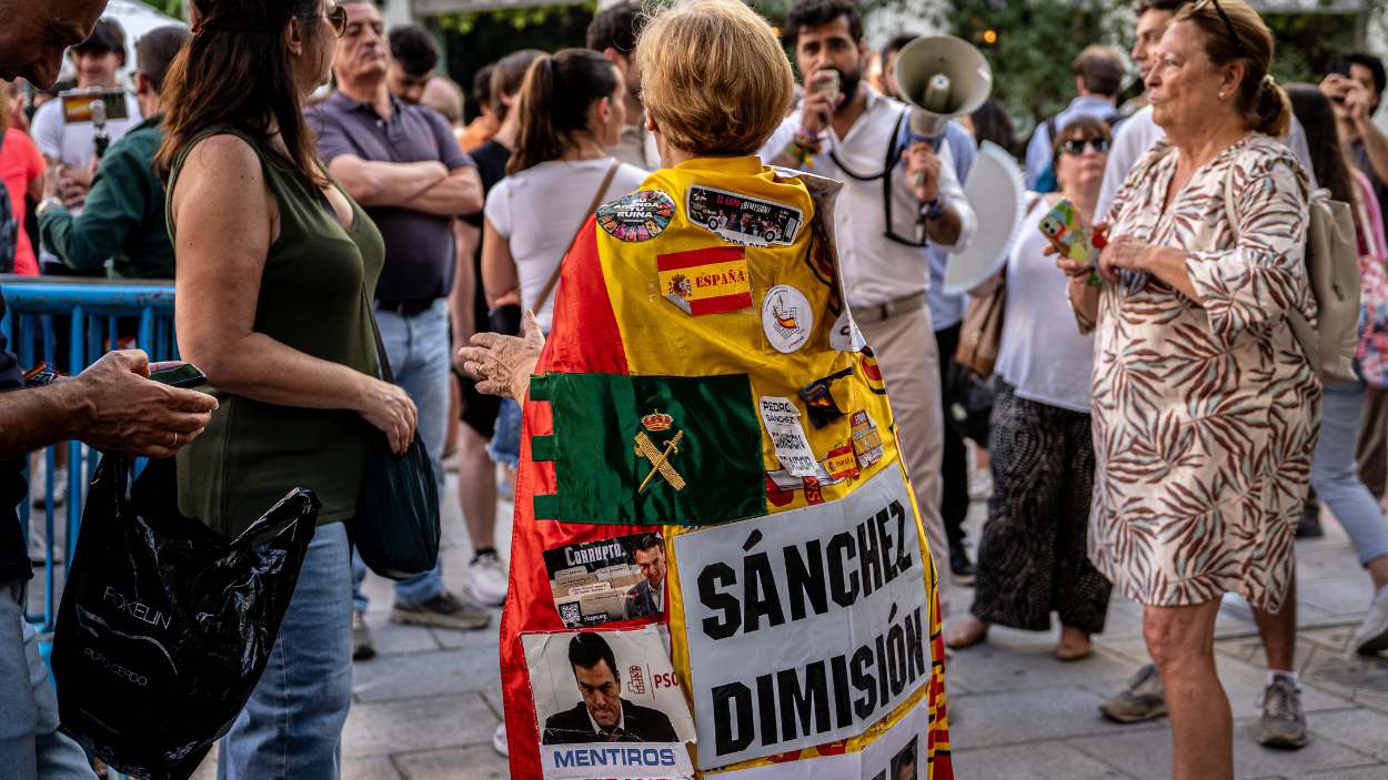 Manifestantes en la calle Ferraz, en las inmediaciones de la sede del PSOE, para pedir la dimisión de Pedro Sánchez. EP