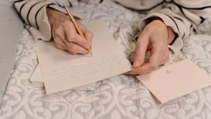 más del 60 % de los encuestados ha escrito o recibido alguna carta o postal a mano en el último año más del 60 % de los encuestados ha escrito o recibido alguna carta o postal a mano en el último año