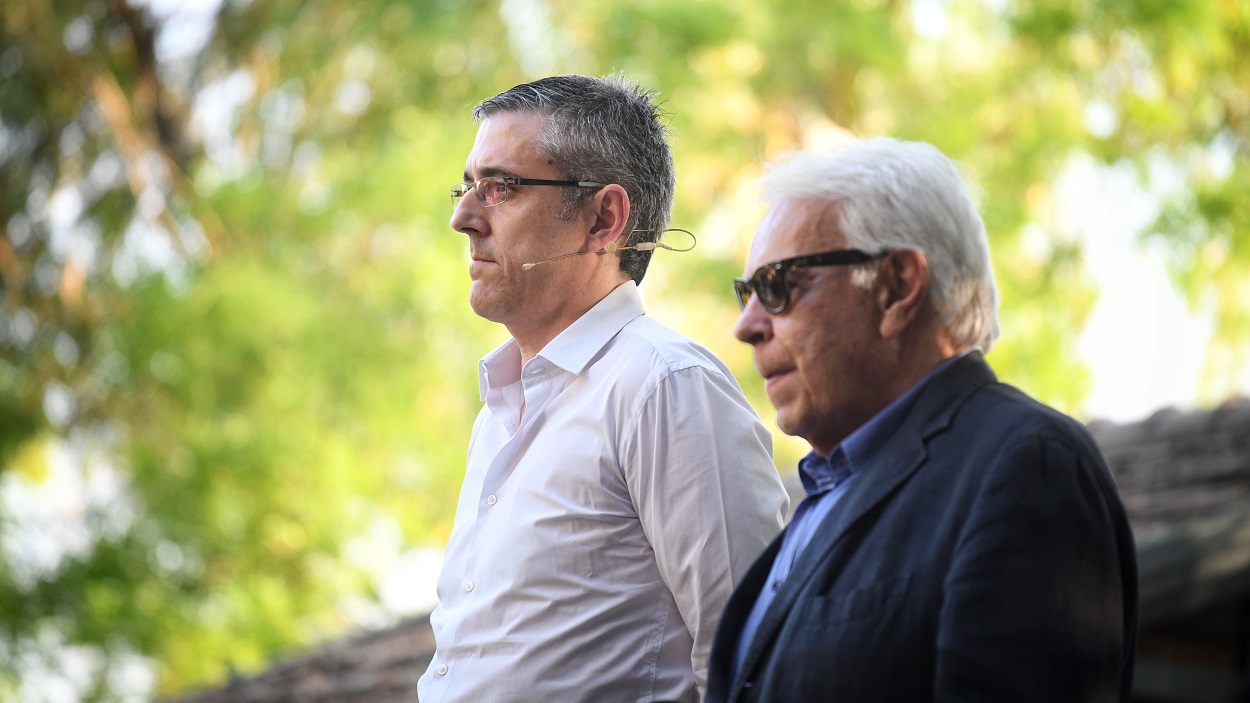 El exdiputado del PSOE Eduardo Madina (i) y el expresidente del Gobierno, Felipe González (d), durante la entrega del Premio Rojana 'Alfredo Pérez Rubalcaba' a la Fundación Save The Children. EP.