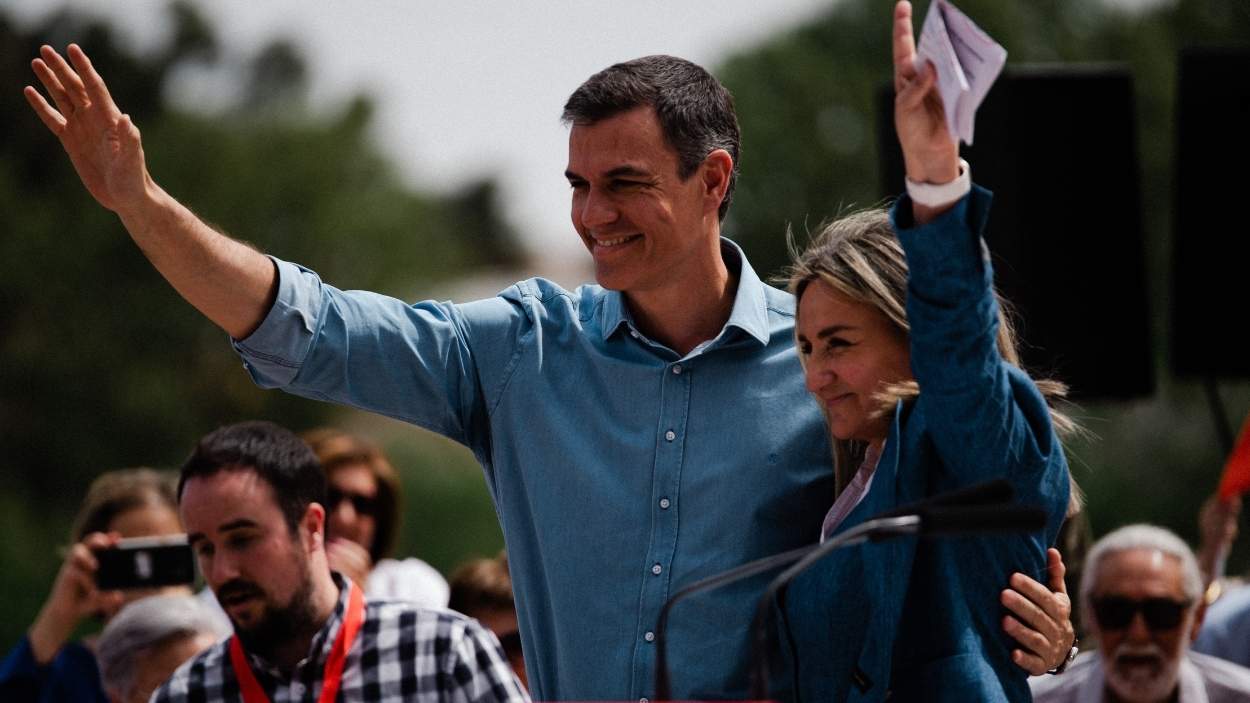 Milagros Tolón, delegada del Gobierno en Castilla-La Mancha, junto a Pedro Sánchez. Archivo EP.