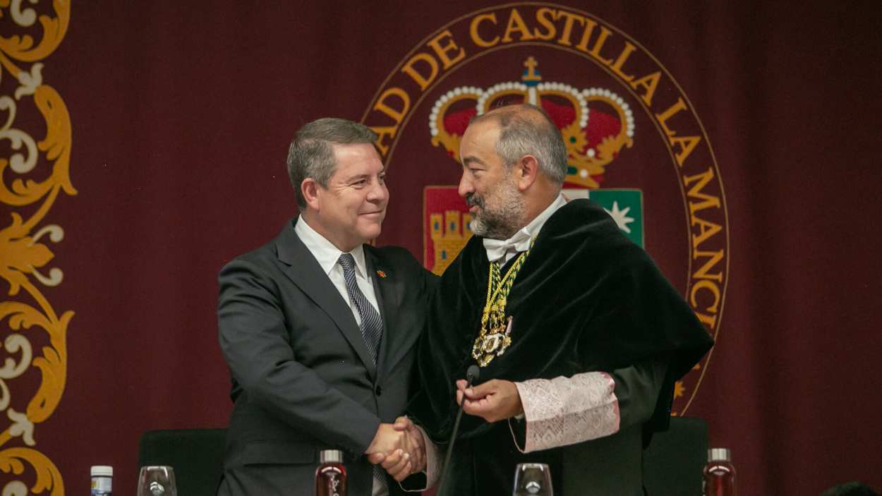 El presidente de Castilla-La Mancha, Emiliano García-Page, y el rector de la UCLM, Julián Garde. JCCM.