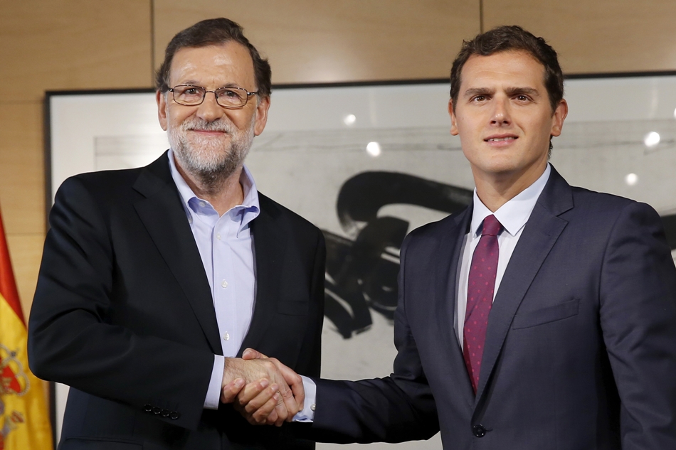 Mariano Rajoy y Albert Rivera firman el acuerdo entre PP y Ciudadanos. 