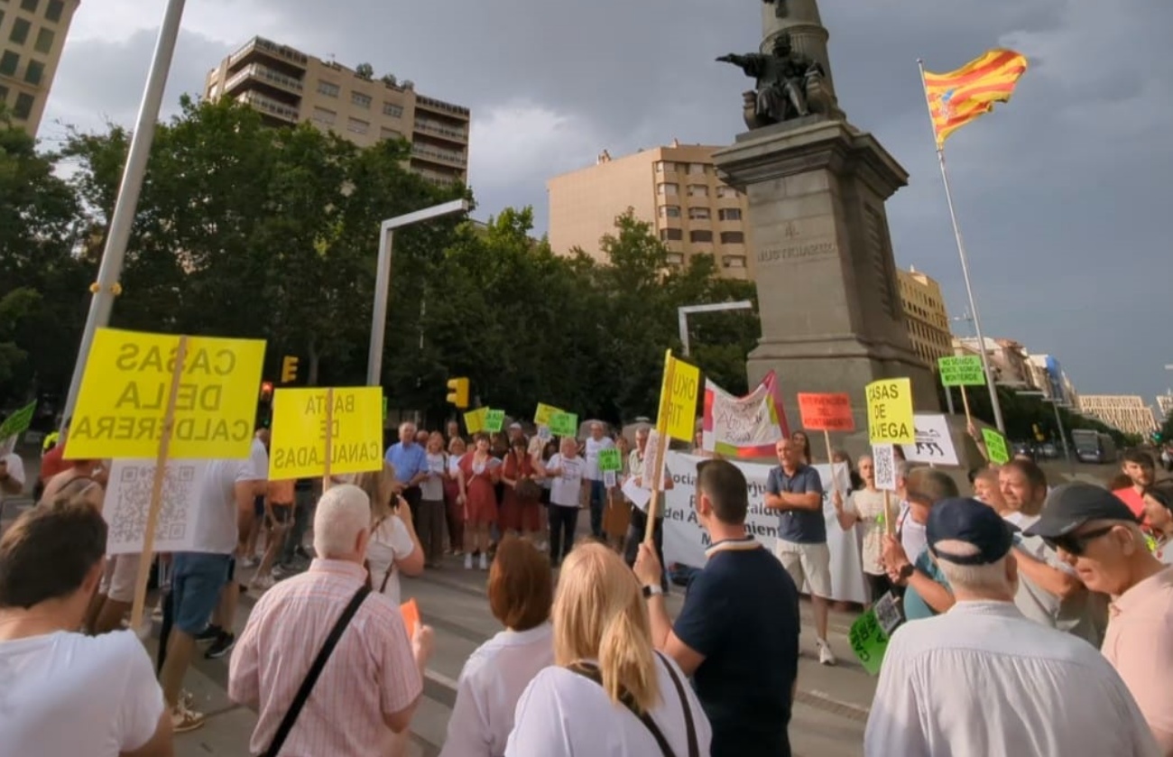 Movlización en Zaragoza de la Asociación de Vecinos Afectados por el alcalde de Monterde