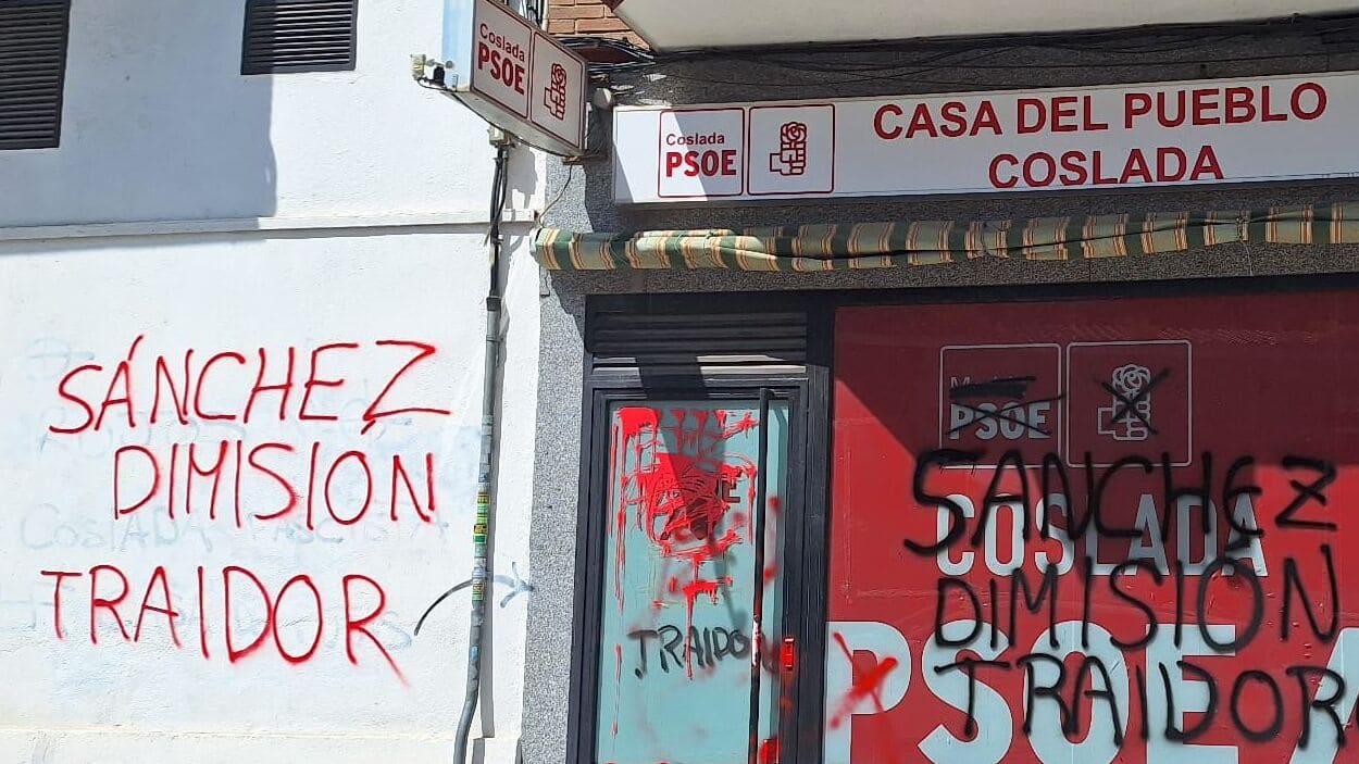 Pintadas en la sede del PSOE de Coslada