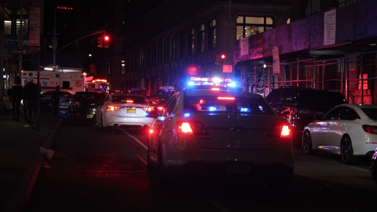 Coches de la Policía y una ambulancia en Mineápolis, Minesota