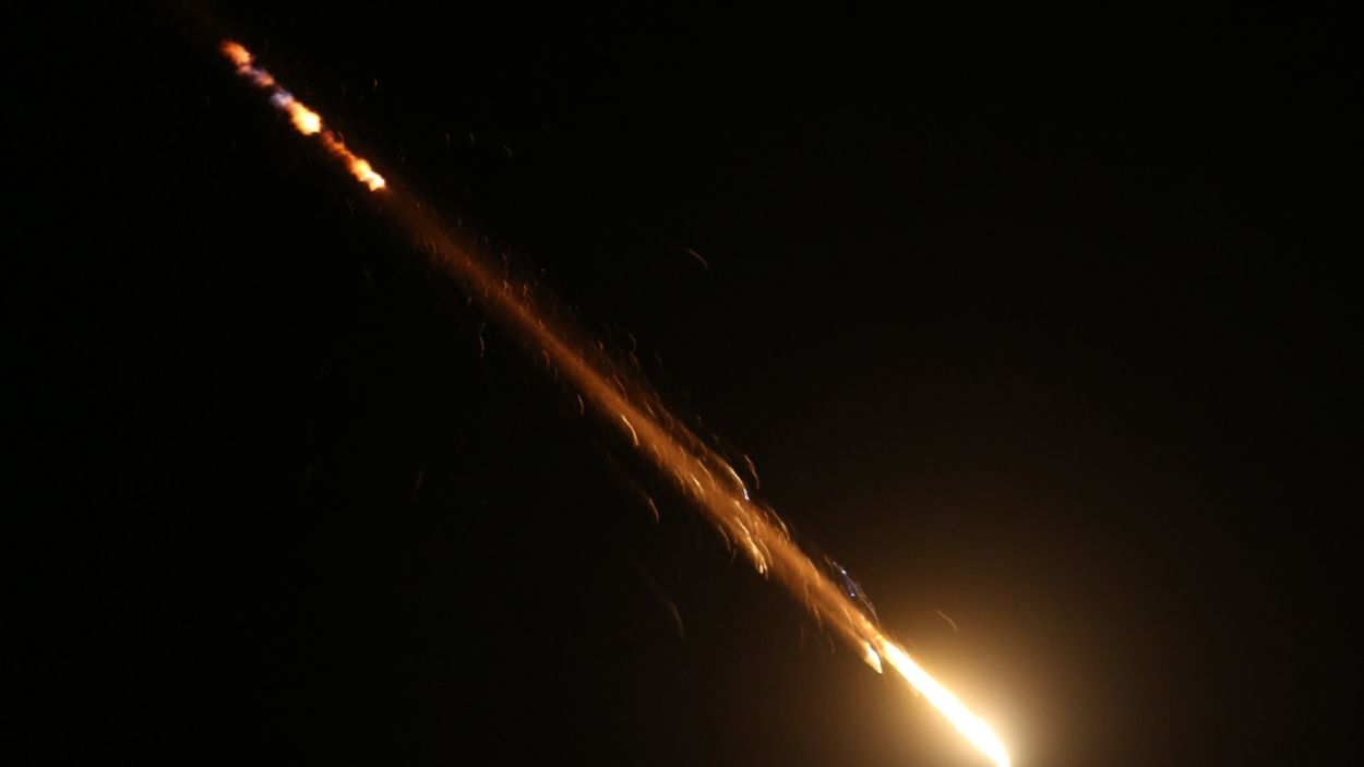 Irán desencadena una nueva ofensiva de misiles sobre Israel tras anunciar bombardeos en Teherán . EP.