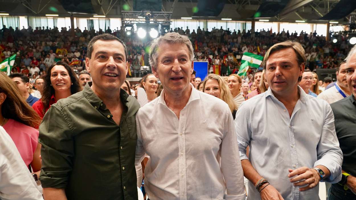 El líder del PP, Alberto Núñez Feijóo, y el presidente del PP andaluz y de la Junta, Juanma Moreno. EP