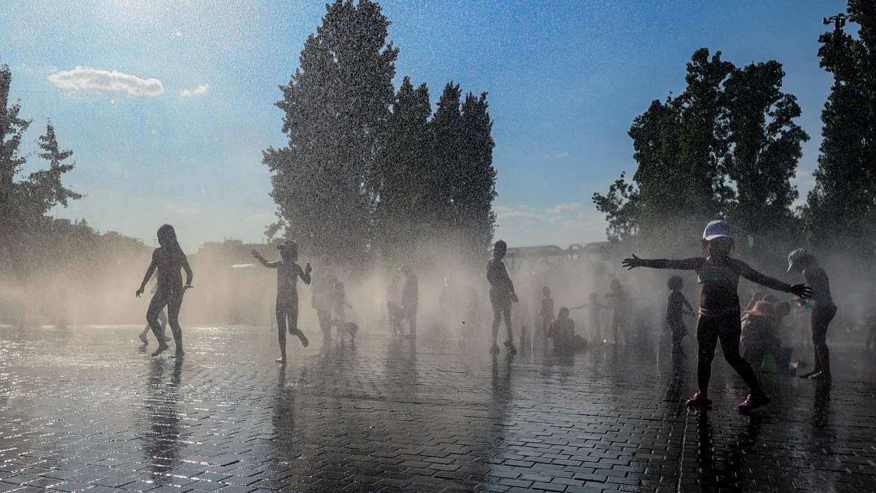 Varios niños se refrescan en una fuente durante la tercera ola de calor en Madrid, en el parque Madrid Río. EP